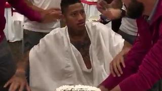 Le dieron su regalo: Ray Sandoval recibió un tortazo en la cara por su cumpleaños [VIDEO]