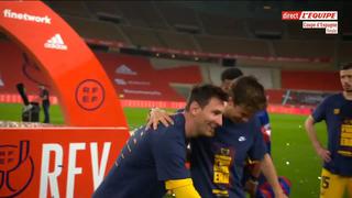 Para recordarlo siempre: jugadores de Barcelona hacen fila para sacarse una foto con Messi y la Copa del Rey [VIDEO]