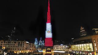 El edificio más alto del mundo en Dubái se ilumina con la bandera peruana