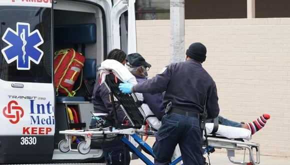 Los paramédicos del FDNY llevan a un paciente al Hospital Wyckoff en la sección Bushwick de Brooklyn el 5 de abril de 2020 en Nueva York (Foto: Bryan R. Smith / AFP)