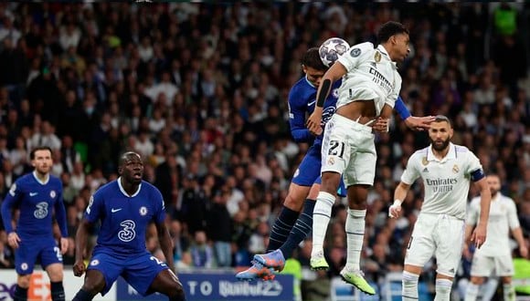 Real Madrid y el Chelsea: Rodrygo intenta rematar de cabeza durante el partido (Foto: AFP).