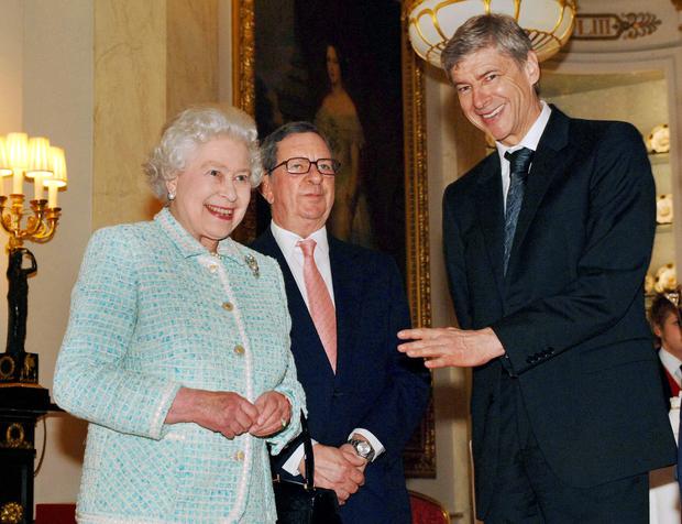 Isabel II del Reino Unido y Arsène Wenger. (Foto: AFP)