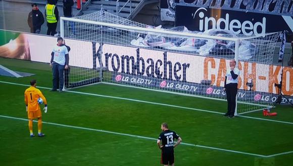 Dos hinchas se ataron contra el arco en el Frankfurt vs Friburgo. (Foto: Difusión)