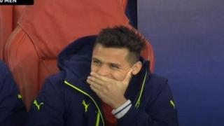 No aprende: cámaras grabaron a Alexis Sánchez riéndose por derrota ante Bayern Munich [VIDEO]