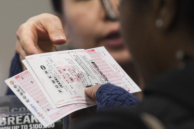 Ciudadana de Estados Unidos adquiriendo un boleto de Powerball (Foto: AFP)