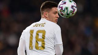 Jovic, de mal en peor: delantero del Real Madrid se habría lesionado al caer de una pared, según la prensa de Serbia