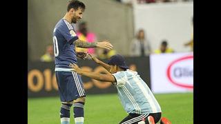 Lionel Messi le firmó autógrafo a un hincha y recibió una reverencia
