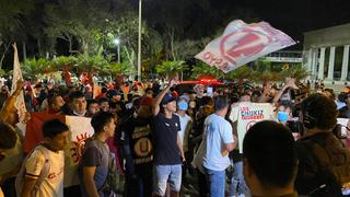 Hinchas alentaron a Universitario desde los exteriores del hotel de concentración en la previa ante Stein