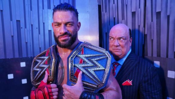 Roman Reigns mostrando sus campeonatos junto a Paul Heyman. (Foto: WWE)
