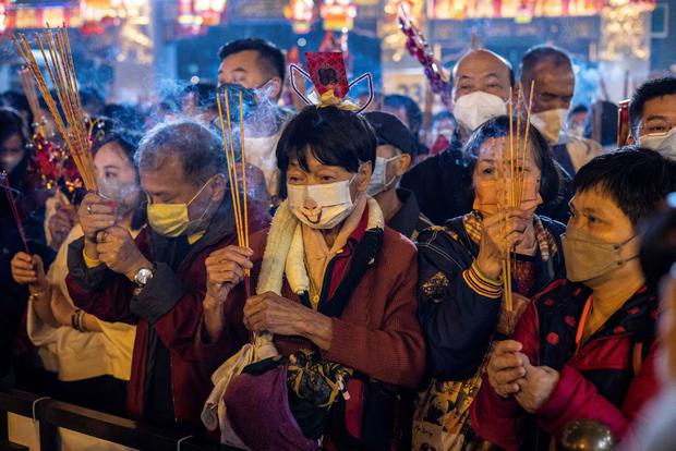 Los fieles queman incienso y rezan en el Templo Wong Tai Sin para dar la bienvenida al Año Nuevo Lunar del Conejo  de Agua (Foto: ISAAC LAWRENCE / AFP)