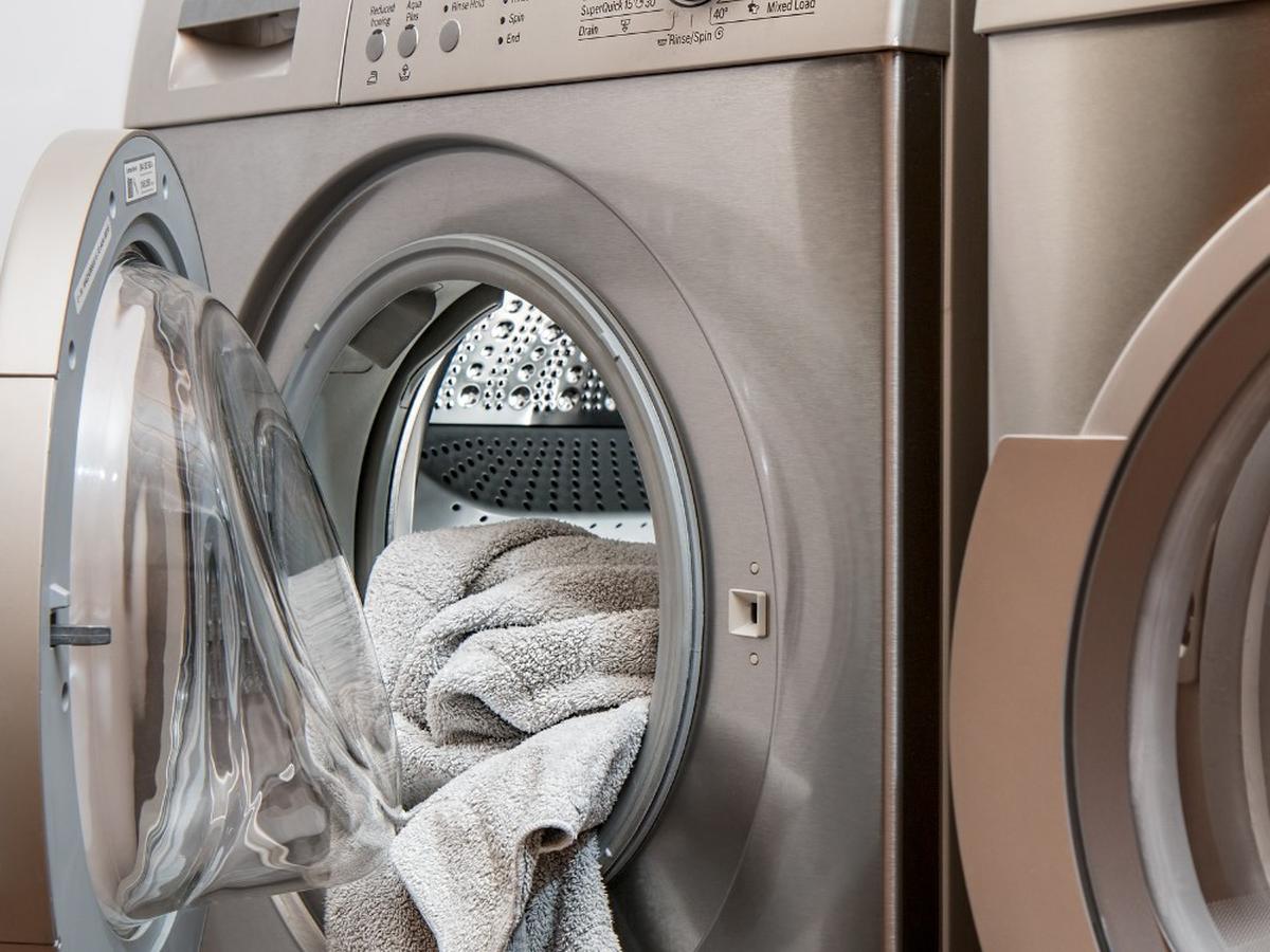 El truco viral para esconder tu lavadora en el baño y que se vea más  elegante, según la experta @decorbymaggie