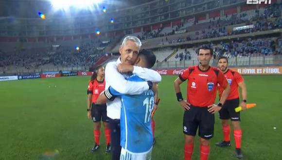 Tiago Nunes y Yoshimar Yotún se abrazaron luego de la victoria de Cristal contra The Strongest por Copa Libertadores. (Foto: Captura de ESPN)