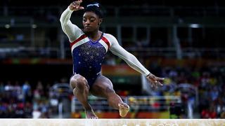 ¡Increíble! Simone Biles enloquece a la afición con una doble pirueta mortal en la barra de equilibrio [VIDEO]