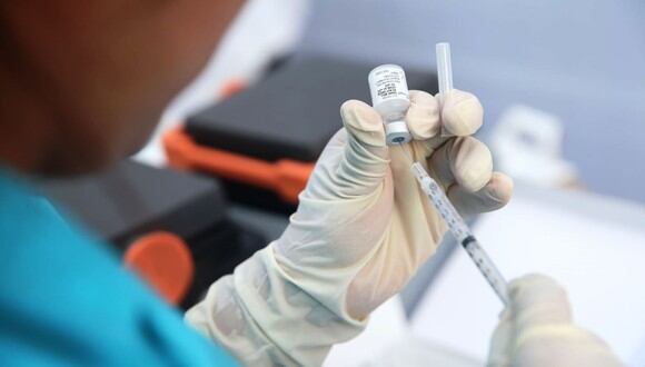 La segunda dosis de la vacuna contra el COVID-19 será aplicada en el mismo centro de vacunación en el que recibió la primera dosis. (Foto: Andina)