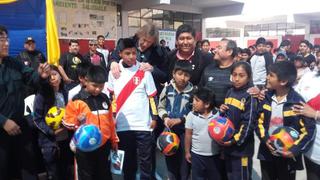 Selección Peruana: Ricardo Gareca visitó colegio en Tacna (FOTOS)