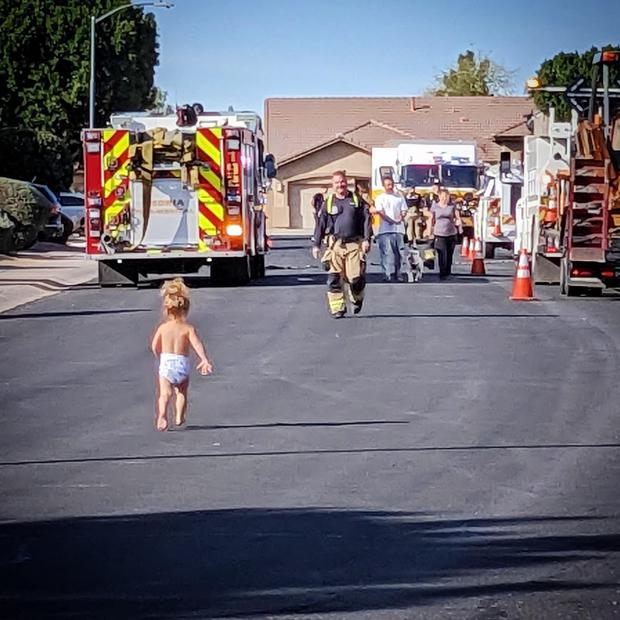 La pequeña Jenna no contuvo las ganas de ir a buscar a papá. (Foto: Glendale Fire Department/Facebook)