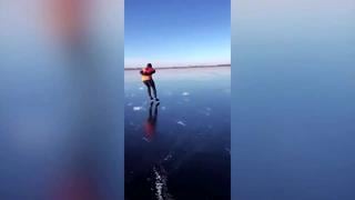 Son viral: patinadores sobre hielo se atreven a cruzar un lago congelado en Países Bajos [VIDEO]