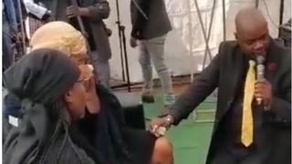Momento inoportuno: novio es viral luego de pedirle la mano a su pareja en pleno funeral [VIDEO]