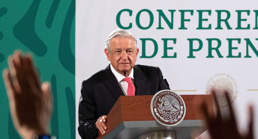 Fotografía cedida por la presidencia de México, del mandatario Andrés Manuel López Obrador (AMLO) durante una rueda de prensa en el Palacio Nacional. (EFE/ Presidencia De México).
