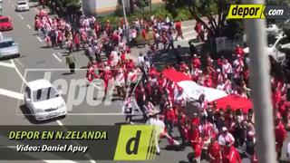 Hinchas peruanos llegaron caminando al Westpac Stadium de Wellington [VIDEO]