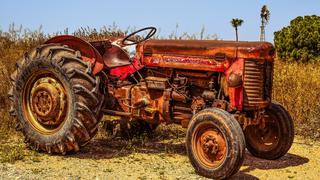 ¡Que viva el amor! Hombre convierte su viejo tractor en un jacuzzi para que su esposa se relaje durante la cuarentena