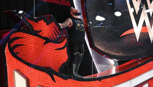 KO parado sobre el logo de WrestleMania 36, desde donde se lanzó contra Seth Rollins. (Foto: WWE)