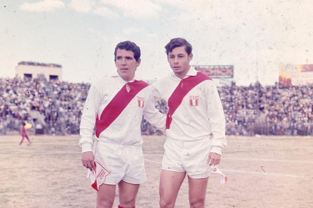 Roberto Chale con Ramón Mifflin posando previo a un partido de la Selección peruana de fútbol. (Foto GEC Archivo Histórico)