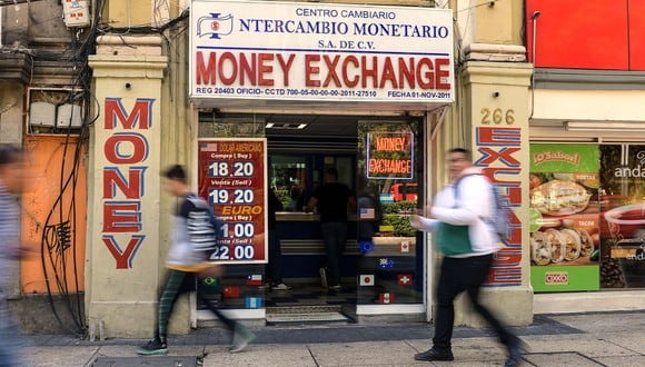 El dólar se cotizaba a 19,8 pesos en México este lunes (Foto: AP).