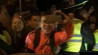 ¡No puede salir!El asedio de los hinchas del Barcelona a Messi al terminar un partido [VIDEO]
