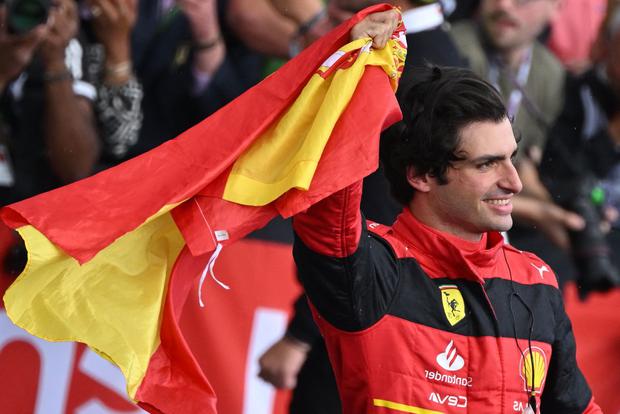 Carlos Sainz ganó en Gran Bretaña: resultados del GP F1 con Checo Pérez y Hamilton en el podio | Foto: AFP