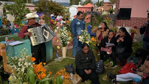 Una familia participa en la conmemoración del Día de Muertos (Foto: AGUSTIN PAULLIER / AFP)