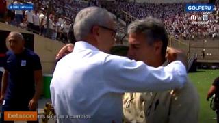 Juntos en la cancha: el efusivo saludo de Pablo Bengoechea y Gregorio Pérez en el clásico del fútbol peruano [VIDEO]