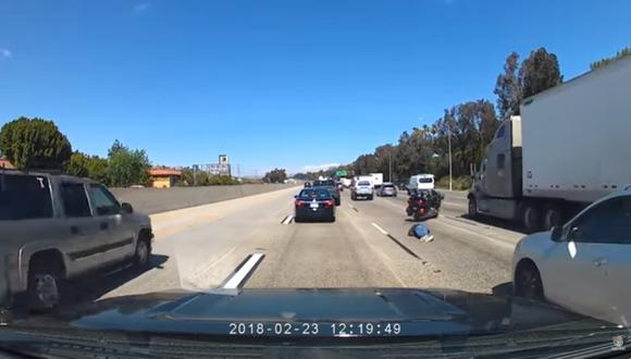 El conductor de la motocicleta solo resultó con algunos golpes leves. Su Honda Gullwing no pudo salvarse. (Foto: YouTube).