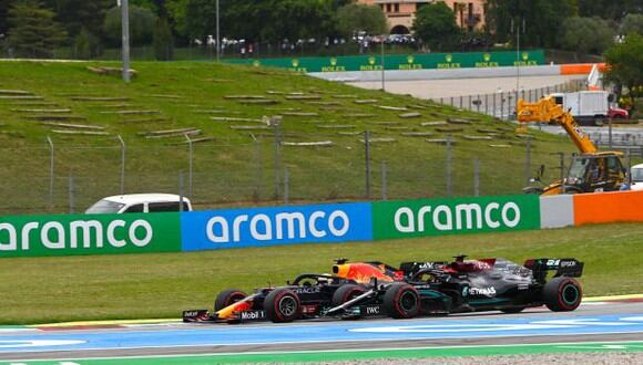 Lewis Hamilton lidera la clasificación de pilotos con 15 puntos de ventaja de Verstappen. (Foto: AFP)