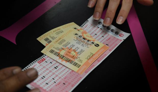 De un día para otro, Edwin Castro se convirtió en millonario al ganar 2 mil millones de dólares jugando la lotería Powerball (Foto: Mark Ralston / AFP)