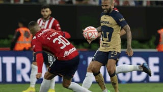 El efecto Dani Alves: jugadores de Chivas ‘hicieron fila’ por una postal y autógrafo del brasileño