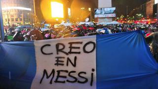 Lionel Messi: argentinos se reúnen bajo la lluvia para evitar su renuncia