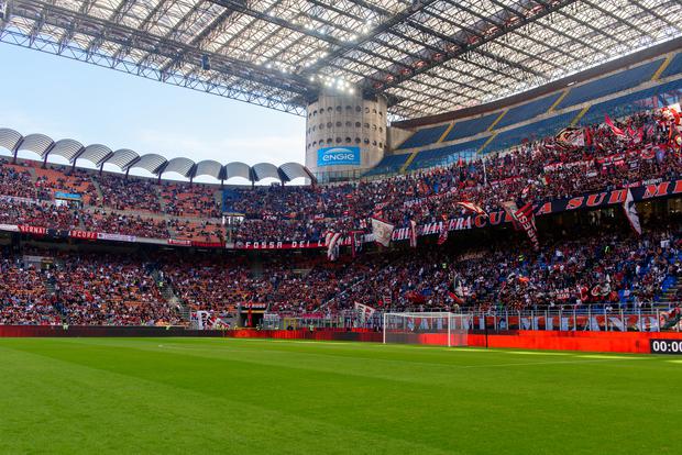 El Estadio Giuseppe Meazza, también conocido como Estadio de Fútbol San Siro, es un recinto deportivo situado en la ciudad de Milán, Italia, en el barrio de San Siro. En él disputan sus partidos como locales el A. C. Milán y el F. C. Internazionale, rivales deportivos. Cuenta con una capacidad de 80.018 espectadores. (Foto: Shutterstock)