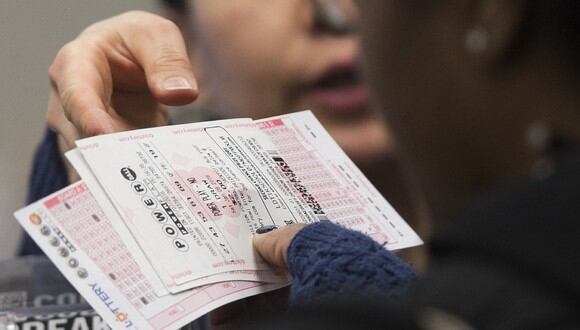 Ciudadana de Estados Unidos adquiriendo un boleto de Powerball (Foto: AFP)
