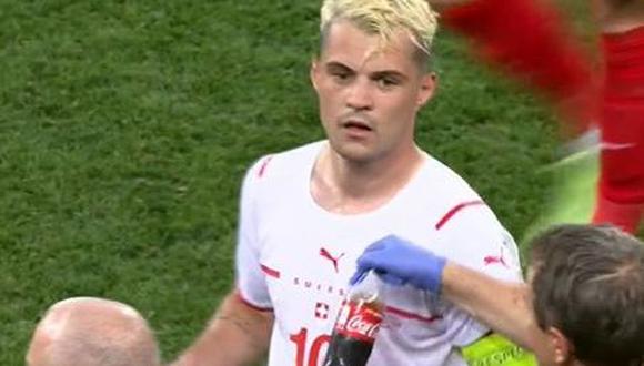 Francia vs. Suiza: Granit Xhaka toma Coca-Cola antes de la tanda de penales y clasifica con los helvéticos. (Foto: Captura)