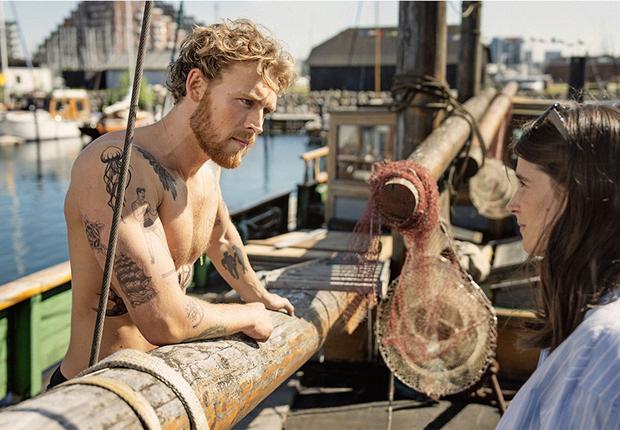 Elliott es un joven pescador en la película “Una vida maravillosa” (Foto: Netflix)