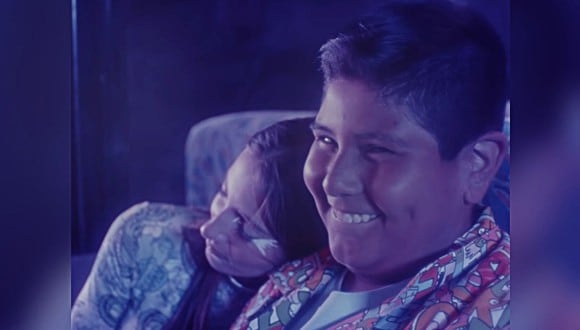 Niño del Oxxo protagonizó videoclip de cantante de reguetón. (Foto: NIBAL / YouTube)