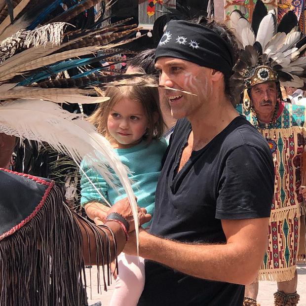 Valentino Lanús junto a su hija en una visita a una comunidad indígena (Foto: Valentino Lanús / Instagram)