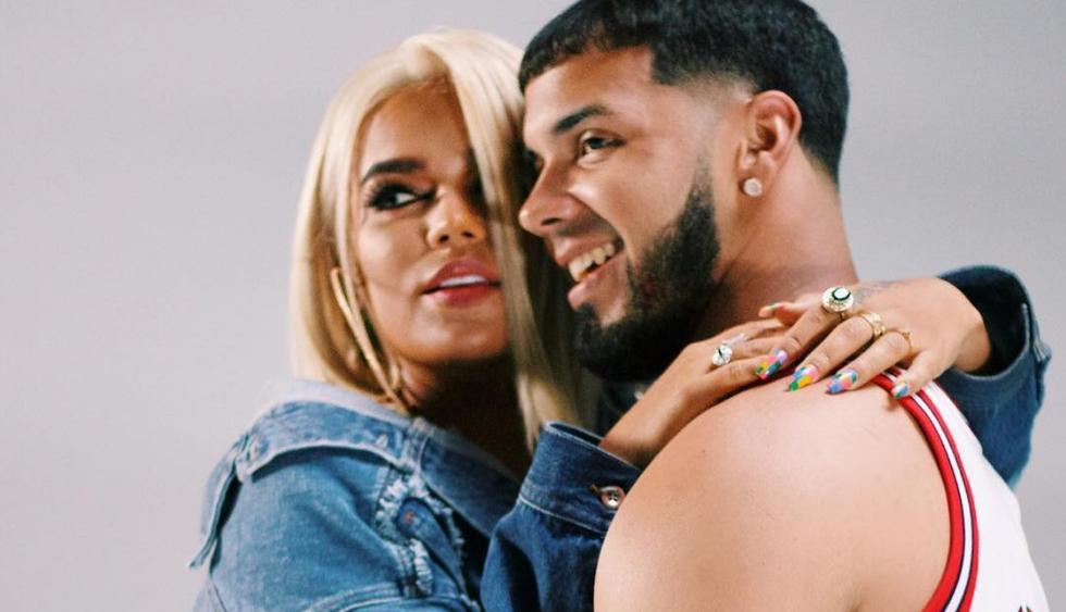 Anuel AA y Karol G llegaron a la Alfombra Roja de los Latin Billboard tomados de la mano. (Foto: Instagram)