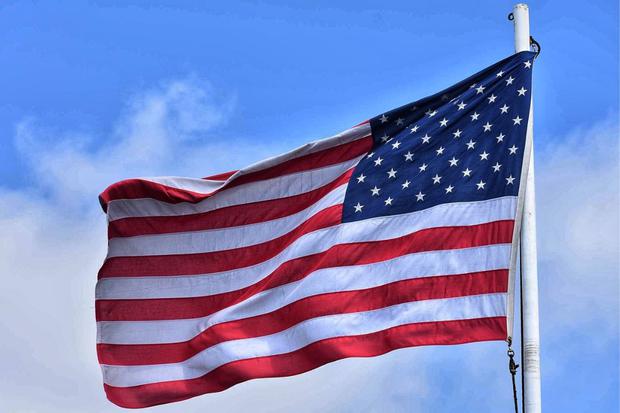 Una bandera de Estados Unidos moviéndose con el viento (Foto: Pexels)