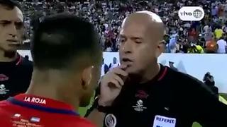 El árbitro a Alexis Sánchez: "Habla despacito que no te entiendo"