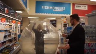 Mujer va al supermercado dentro de una burbuja para evitar contraer coronavirus