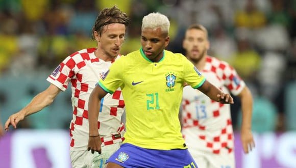 Luka Modric le dejó un mensaje de consuelo a Rodrygo tras eliminación de Brasil. (Foto: AFP)