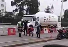 ¡Castigados! Motociclistas invadieron carril exclusivo de Lima 2019 y la policía los puso a hacer ranas