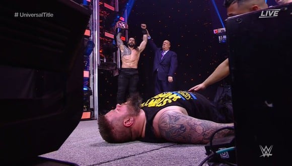 Kevin Owens no pudo ponerse en pie antes del conteo del árbitro tras recibir el último golpe de Reigns. (Foto: WWE)